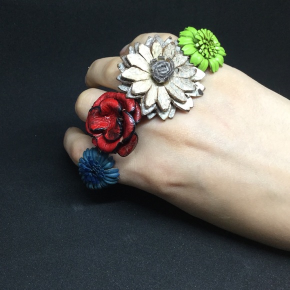 Collection of 4 adjustable leather flower rings - Picture 2 of 14